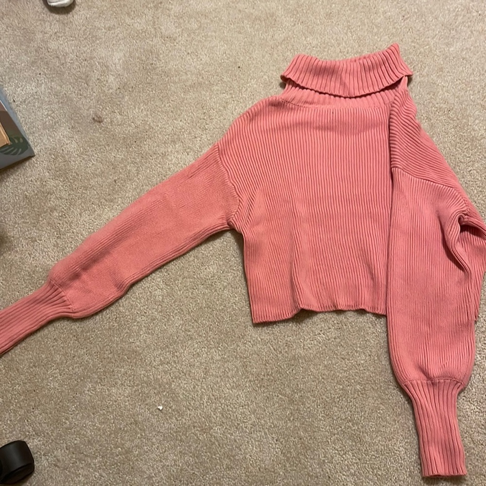 Pink sweater no tears or loose threads, no holes or stains
